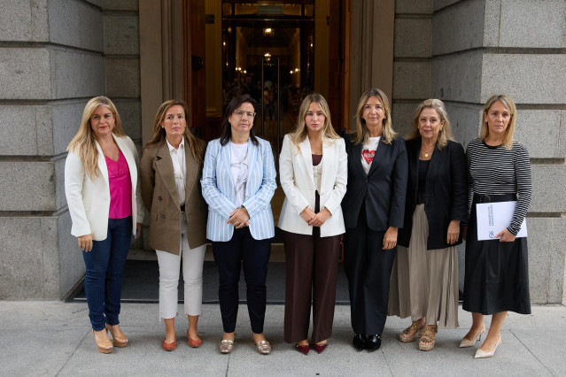Parlamentarias del PP durante la presentación de una denuncia ante la Comisaría del Congreso tras haber recibido cartas anónimas con insultos y amenazas, a 7 de octubre de 2024, en Madrid (España).