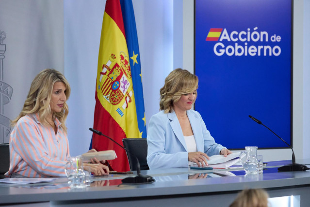 La ministra de Trabajo y Economía Social, Yolanda Díaz (i) y la ministra Portavoz y de Educación y Deporte, Pilar Alegría (d)