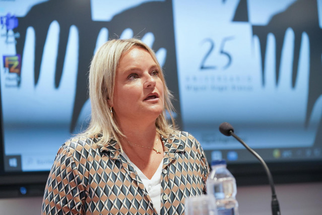 Archivo - La hermana de Miguel Ángel Blanco (asesinado por ETA), Marimar Blanco, interviene durante la inauguración de la exposición ‘La voz de las manos blancas’ en el Centro Memorial de las Víctimas del Terrorismo, a 21 de julio de 2022, Vitoria, en Ála