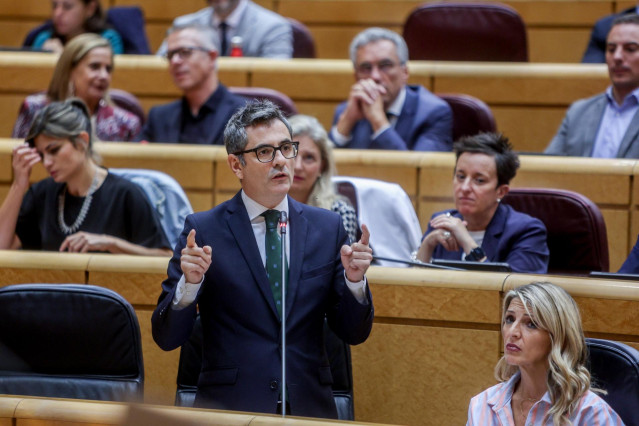 El ministro de la Presidencia y de Justicia, Félix Bolaños, interviene durante una sesión de control al Gobierno en el Senado, a 8 de octubre de 2024, en Madrid (España). El pleno tiene lugar horas después de que el PP haya aprobado también en la Cámara A