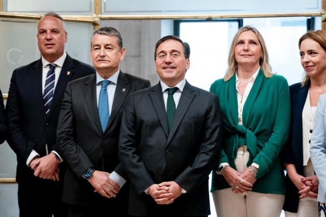 Archivo - El ministro de Asuntos Exteriores, Unión Europea y Cooperación, José Manuel Albares (c); el consejero de la Presidencia de la Junta de Andalucía, Antonio Sanz (2i); y la presidenta de la Mancomunidad de Municipios del Campo de Gibraltar, Susana