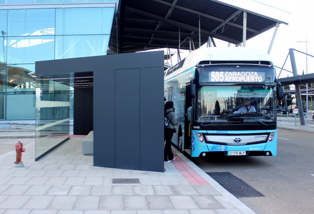 Archivo - Bus directo al aeropuerto de Zaragoza.