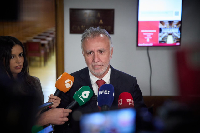Archivo - El ministro de Política Territorial y Memoria Democrática, Ángel Víctor Torres, atiende a los medios a su llegada para comparecer ante la Comisión Constitucional, en el Senado, a 20 de junio de 2024, en Madrid (España). Durante la Comisión, el m