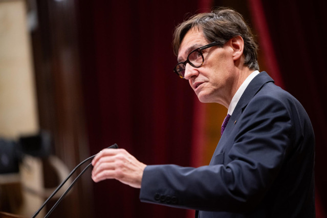 El presidente de la Generalitat, Salvador Illa, interviene durante el primer Debate de Política General (DPG) en el Parlament de su legislatura, a 8 de octubre de 2024, en Barcelona, Catalunya