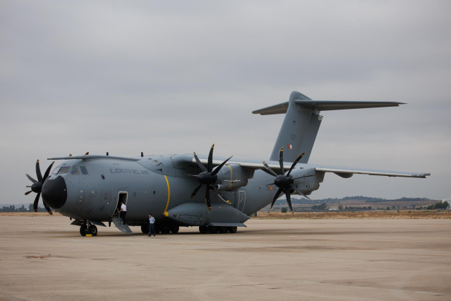 Un Airbus A400M durante la presentación del logo que se ha diseñado con motivo del X aniversario de la proclamación del Rey, en la base aérea de Torrejón de Ardoz, a 25 de septiembre de 2024, en Torrejón de Ardoz, Madrid (España).