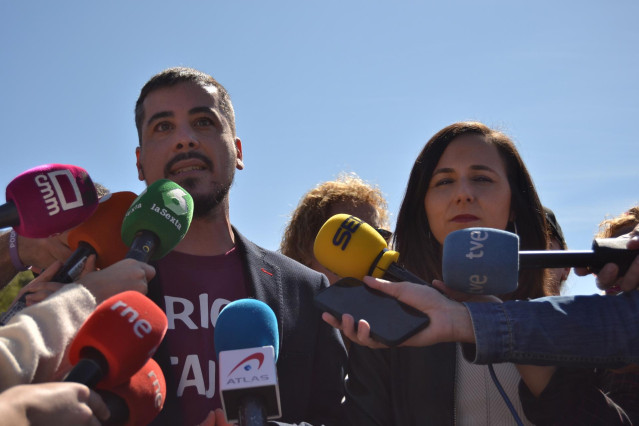 El secretario general de Podemos Castilla-La Mancha, José Luis García Gascón, junto a su homóloga a nivel nacional, Ione Belarra.