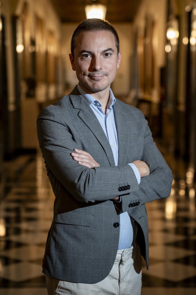 El secretario general del PSOE-M, Juan Lobato, posa en una entrevista con Europa Press