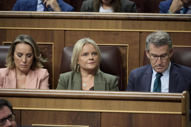 (I-D) La secretaria general del PP, Cuca Gamarra; la diputada del PP, Maria del Mar Blanco y el presidente del PP, Alberto Núñez Feijóo, durante una sesión de control al Gobierno, en el Congreso de los Diputados, a 9 de octubre de 2024, en Madrid (España)