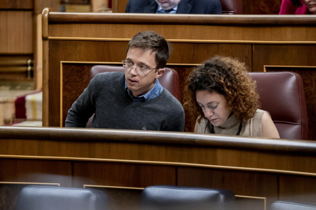 El diputado de Sumar, Iñigo Errejón, y la portavoz de Sumar en el Congreso, Aina Vidal, interviene durante una sesión plenaria en el Congreso de los Diputados, a 26 de septiembre de 2024, en Madrid (España).