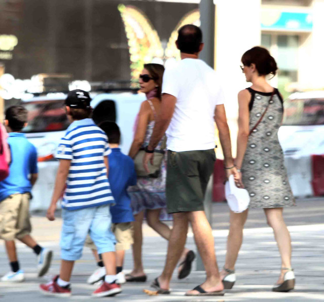 Archivo - Familias y gente paseando por la calle