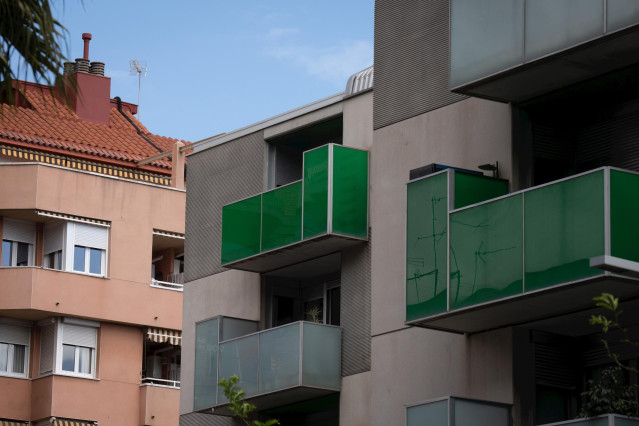 Archivo - Fachada de un edificio en Barcelona.