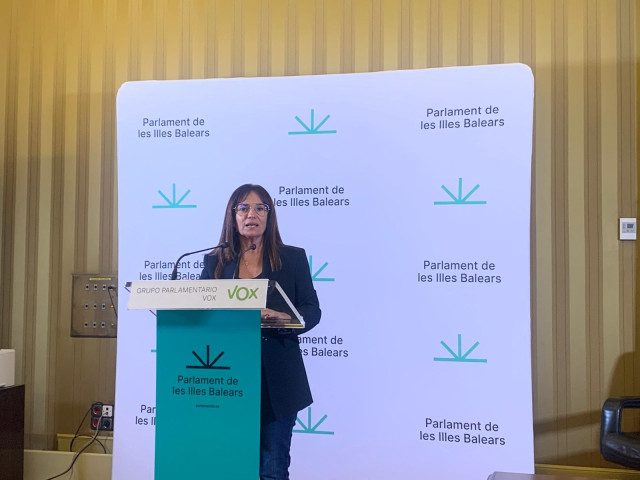 La portavoz de Vox en el Parlament, Manuela Cañadas, en rueda de prensa.