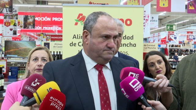 El consejero de Agricultura, Ganadería y Desarrollo Rural de C-LM, Julián Martínez Lizán