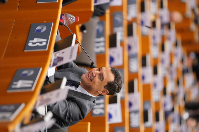 El presidente de la Junta de Andalucía, Juanma Moreno, en el pleno del Comité de las Regiones, en Bruselas.