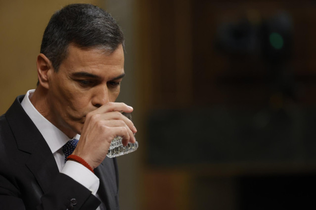 El presidente del Gobierno, Pedro Sánchez, bebe agua durante una sesión de control al Gobierno, en el Congreso de los Diputados, a 9 de octubre de 2024, en Madrid (España).
