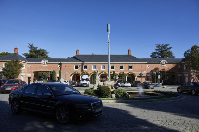 Archivo - Varios coches permanecen aparcados en una vía de La Moraleja días antes de su cierre perimetral, Alcobendas, Madrid, (España).