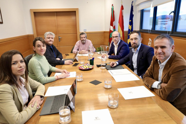El consejero de Vivienda y Agenda Urbana del Gobierno Vasco, Denis Itxaso, se ha reunido este miércoles con la vicepresidenta Tercera, y consejera de Vivienda, Juventud y Políticas Migratorias del Gobierno de Navarra, Begoña Alfaro