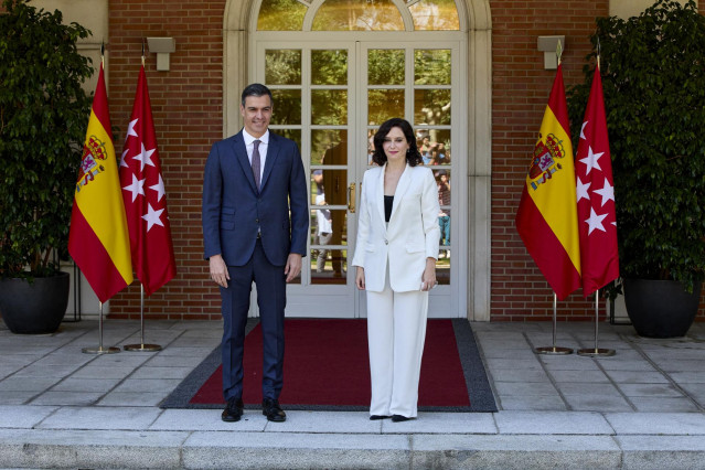 Archivo - El presidente del Gobierno, Pedro Sánchez, recibe a la presidenta de la Comunidad de Madrid, Isabel Díaz Ayuso, a 9 de julio de 2021, en el Palacio de la Moncloa, Madrid, (España).