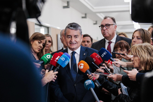El consejero de la Presidencia, Interior, Diálogo Social y Simplificación Administrativa, Antonio Sanz, atiende a los medios tras su reunión informativa con el ministro de Asuntos Exteriores, José Manuel Albares, sobre Gibraltar.