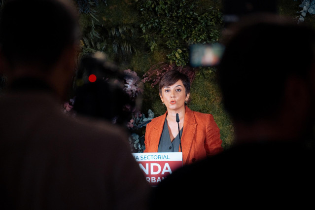 La ministra de Vivienda, Isabel Rodríguez, durante una rueda de prensa, antes de la Conferencia Sectorial de Vivienda con los responsables autonómicos, en la sede del Ministerio, a 3 de octubre de 2024, en Madrid (España).