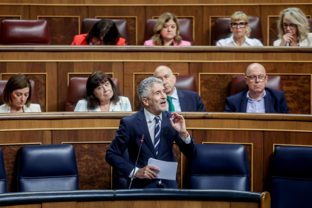 El ministro de Interior, Fernando Grande-Marlaska, interviene durante una sesión de control al Gobierno, en el Congreso de los Diputados, a 9 de octubre de 2024, en Madrid (España).