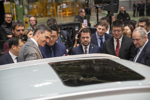 Archivo - El presidente del Gobierno, Pedro Sánchez (i), prueba un coche eléctrico durante el acto de la firma del acuerdo entre Ebro y Chery para construir coches eléctricos en la antigua fábrica de Nissan, a 19 de abril de 2024, en Barcelona, Catalunya