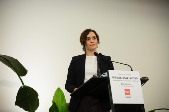 Archivo - La presidenta de la Comunidad de Madrid, Isabel Díaz Ayuso, interviene en una rueda de prensa convocada en Barcelona, Catalunya