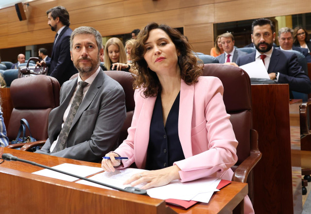 El consejero de Presidencia, Justicia y Administración Local, Miguel Ángel García, y la presidenta de la Comunidad de Madrid, Isabel Díaz Ayuso, durante un pleno en la Asamblea de Madrid