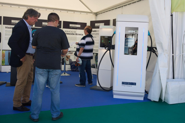 Varias personas durante la Feria del Vehículo Eléctrico de Madrid 2024, en la plaza de Colón, a 14 de septiembre de 2024, en Madrid (España).