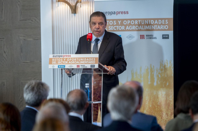 El ministro de Agricultura, Pesca y Alimentación, Luis Planas, interviene durante un desayuno informativo de Europa Press,