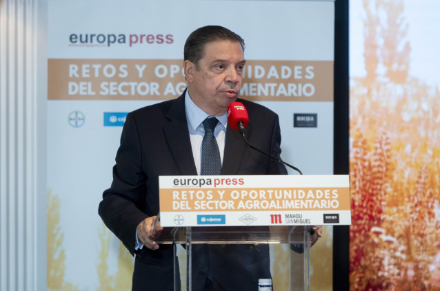El ministro de Agricultura, Pesca y Alimentación, Luis Planas, interviene durante un desayuno informativo de Europa Press