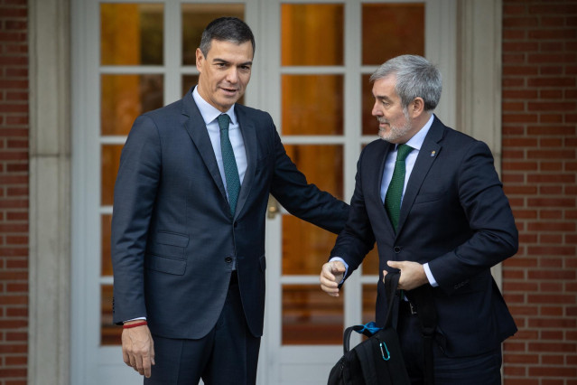 El presidente del Gobierno, Pedro Sánchez (i), durante su reunión con el presidente de Canarias, Fernando Clavijo (d), en el Complejo de La Moncloa, a 10 de octubre de 2024, en Madrid (España). El objetivo de la ronda de reuniones del presidente del Gobie