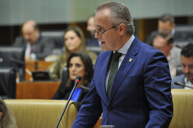 El consejero de Infraestructuras, Transporte y Vivienda, Manuel Martín Castizo, durante su intervención en el pleno de la Asamblea.