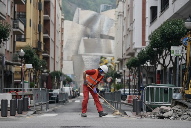 Archivo - Un operario trabaja en la obra de una calle cerca del Museo Guggenheim