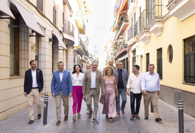 Archivo - El secretario general del PSOE-A, Juan Espadas, y los secretarios provinciales del PSOE-A, en una foto de archivo.