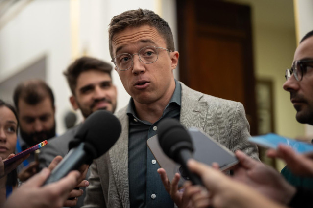 El portavoz de Sumar en el Congreso, Íñigo Errejón, a su llegada a una sesión plenaria, en el Congreso de los Diputados, a 8 de octubre de 2024, en Madrid (España).