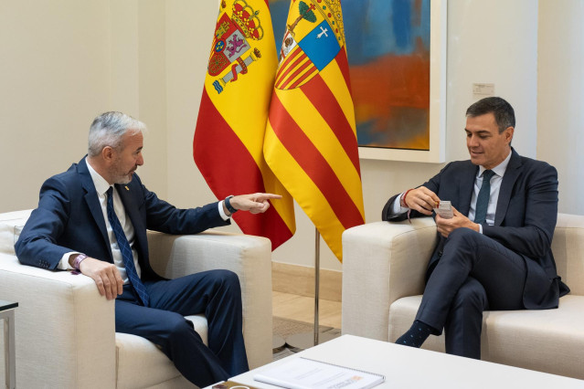 El presidente del Gobierno, Pedro Sánchez (d), durante su reunión con el presidente de Aragón, Jorge Azcón (i), en el Complejo de La Moncloa, a 10 de octubre de 2024, en Madrid (España). El objetivo de la ronda de reuniones del presidente del Gobierno con