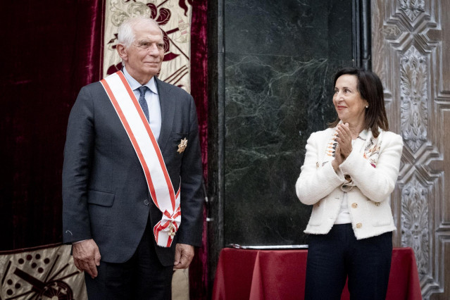 El alto representante de la Unión Europea para Asuntos Exteriores, Josep Borrell, y la ministra de Defensa, Margarita Robles, durante el Acto de Imposición de la Gran Cruz al Mérito Aeronáutico con distintivo blanco