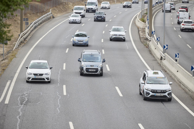 Archivo - Vehículos en la autovía A-3, a 30 de agosto de 2024, en Madrid (España).
