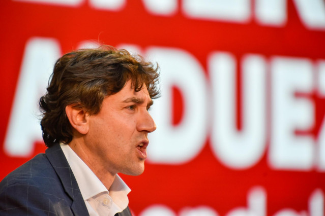 Archivo - El secretario general de PSE-EE y candidato del partido a lehendakari, Eneko Andueza, interviene durante un acto político, en Errebal Plazia, a 18 de abril de 2024, en Eibar, Gipuzkoa, País Vasco (España).
