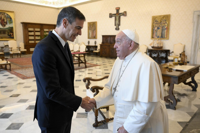 El presidente del Gobierno, Pedro Sánchez (i), es recibido en audiencia por el Papa Francisco (d), en la Biblioteca Apostólica del Vaticano, a 11 de octubre de 2024, en Ciudad del Vaticano (Ciudad del Vaticano).