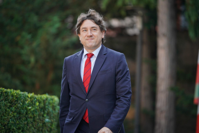 Archivo - El secretario general del PSE-EE, Eneko Andueza, a su llegada a la toma de posesión de los consejeros en el Gobierno Vasco, en Ajuria Enea, a 25 de junio de 2024, en Vitoria, Álava, País Vasco (España).