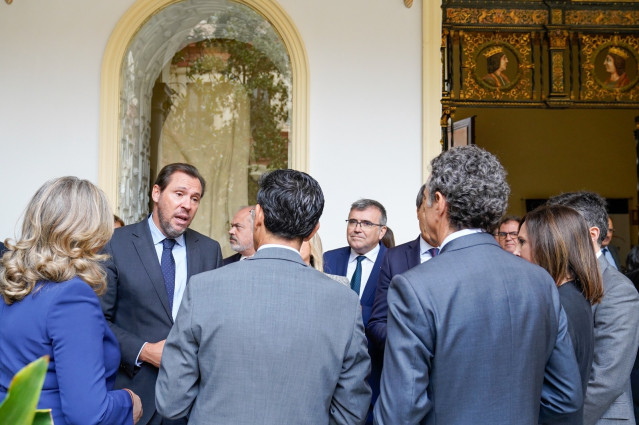 El ministro de Transportes y Movilidad Sostenible, Óscar Puente, a su llegada al Ayuntamiento de Granada junto a la alcaldesa de la ciudad, Marifrán Carazo.
