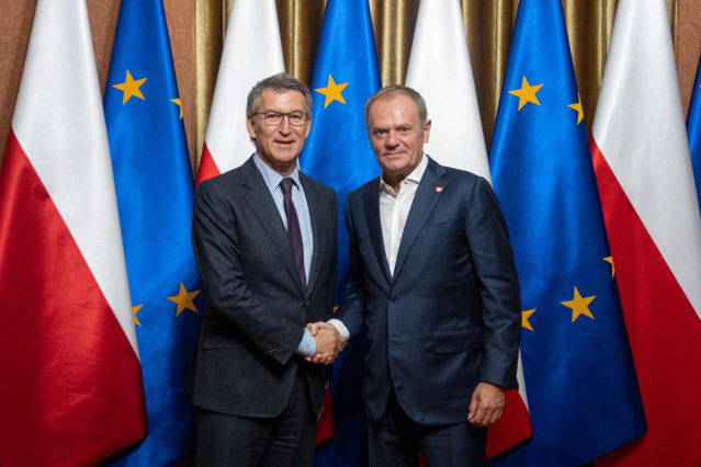 El líder del PP, Alberto Núñez Feijóo, se reúne con el primer ministro de Polonia, Donald Tusk, en Varsovia para hablar de la política migratoria, entre otros asuntos.