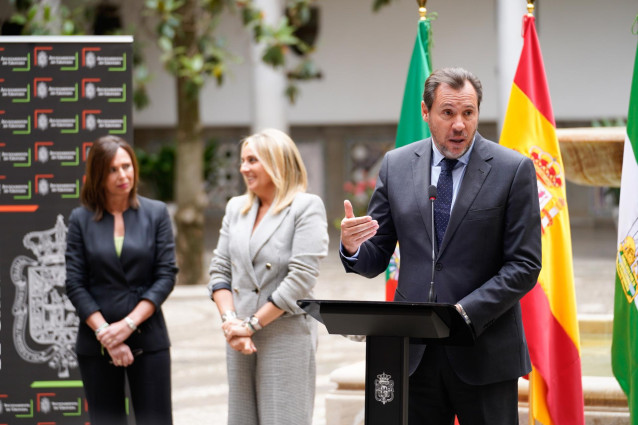 El ministro de Transportes, Óscar Puente, este viernes en declaraciones a los medios, con la consejera de Fomento, Rocío Díaz, y la alcaldesa de Granada, Marifrán Carazo, de fondo.