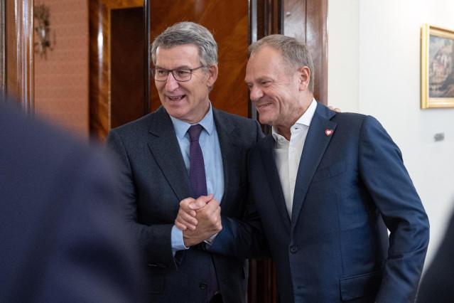 El líder del PP, Alberto Nuñez Feijóo, se reúne con el primer ministro de Polonia, Donald Tusk.