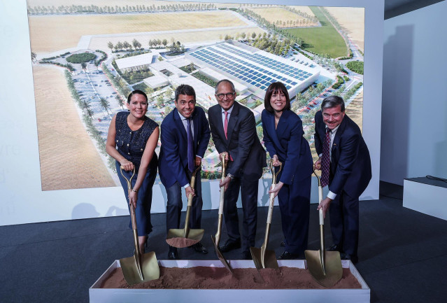 Acto de colocación de la primera piedra de la nueva planta de producción de Edwards Lifesciences, en el polígono industrial Moncada III