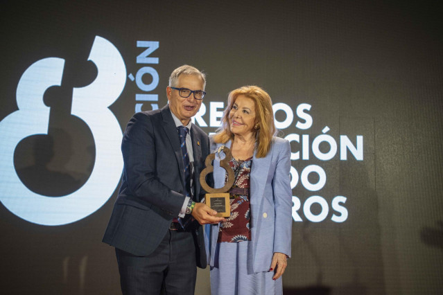 Economía/Motor.- El presidente del RACE recibe el premio 