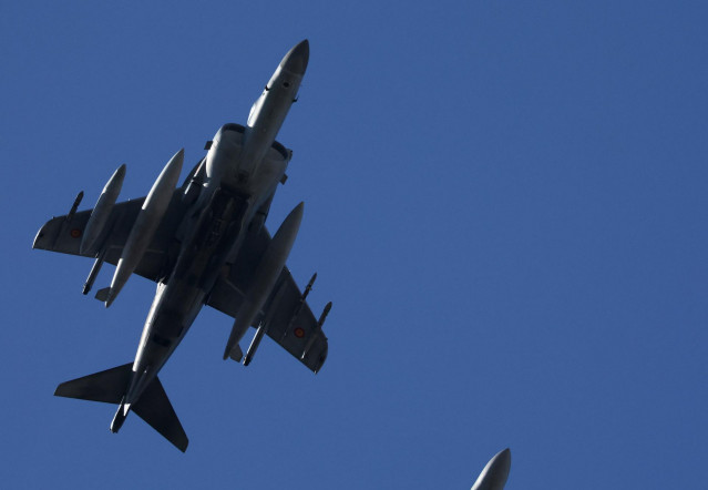 Archivo - Un avión del Ejército de Aire durante el acto solemne de homenaje a la bandera nacional y desfile militar en el Día de la Hispanidad, a 12 de octubre de 2022, en Madrid (España).