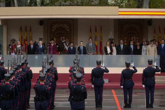 Acto solemne de homenaje a la Bandera Nacional y desfile militar por el 12 de octubre, Día de la Hispanidad, en la Plaza de Cánovas del Castillo